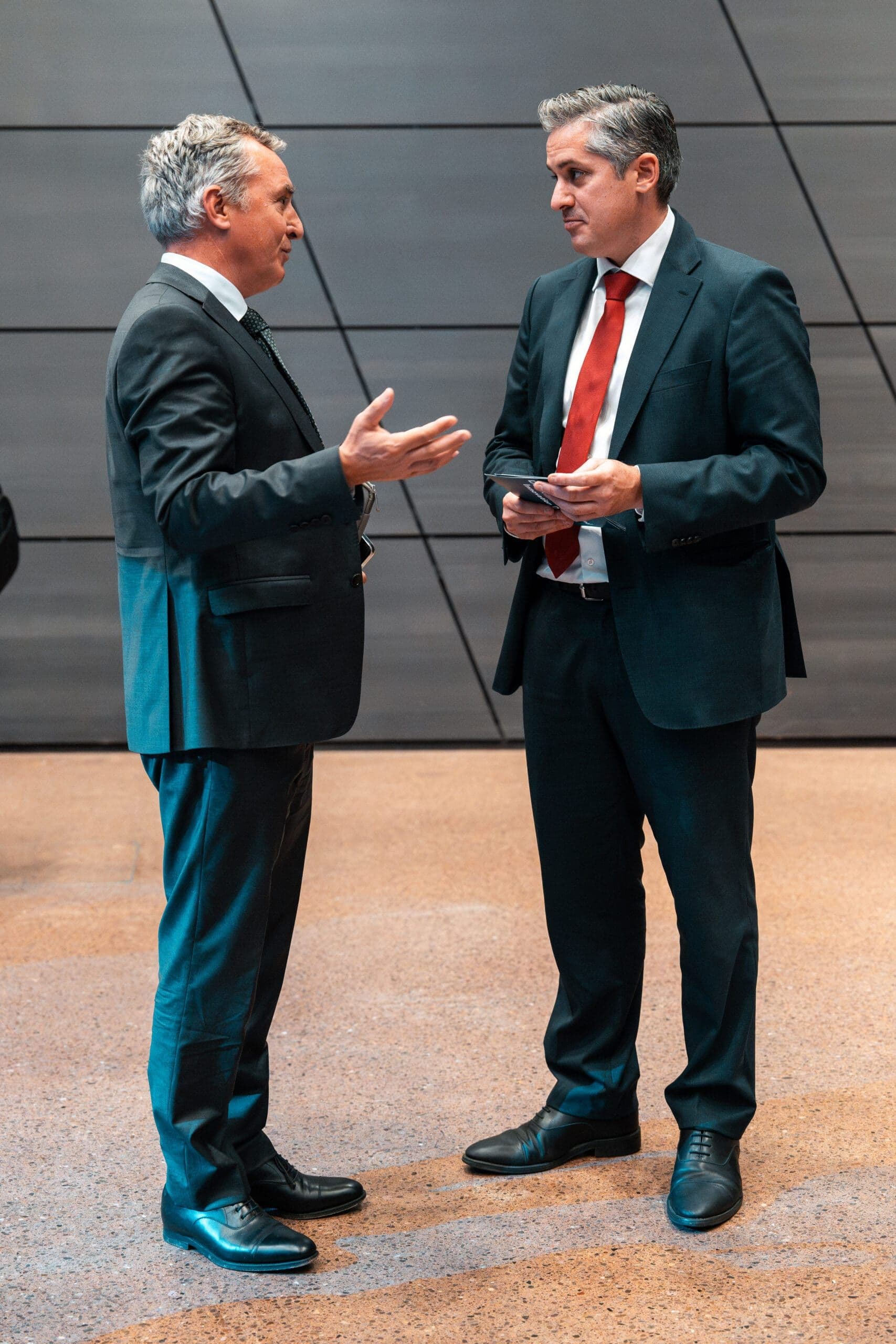 Corporate photographer Luxembourg: executive business meeting portrait