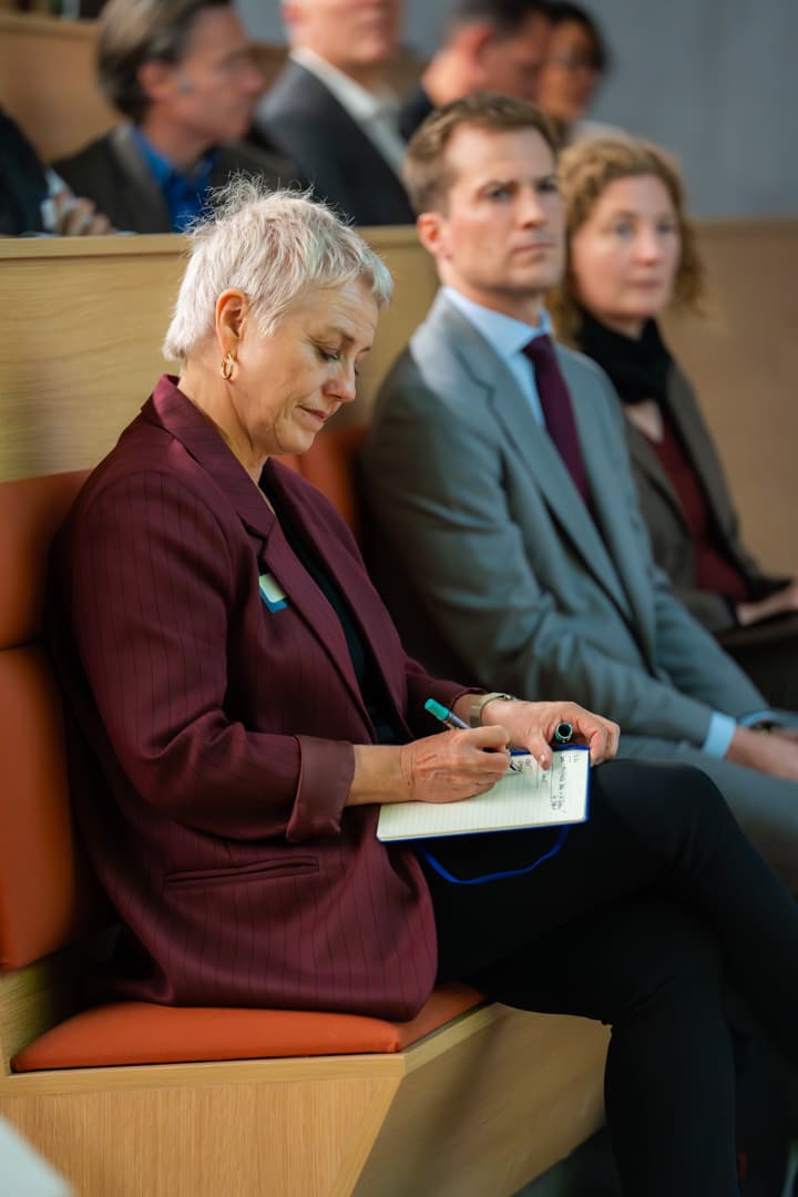 Event photographer Luxembourg: conference attendee taking notes seminar