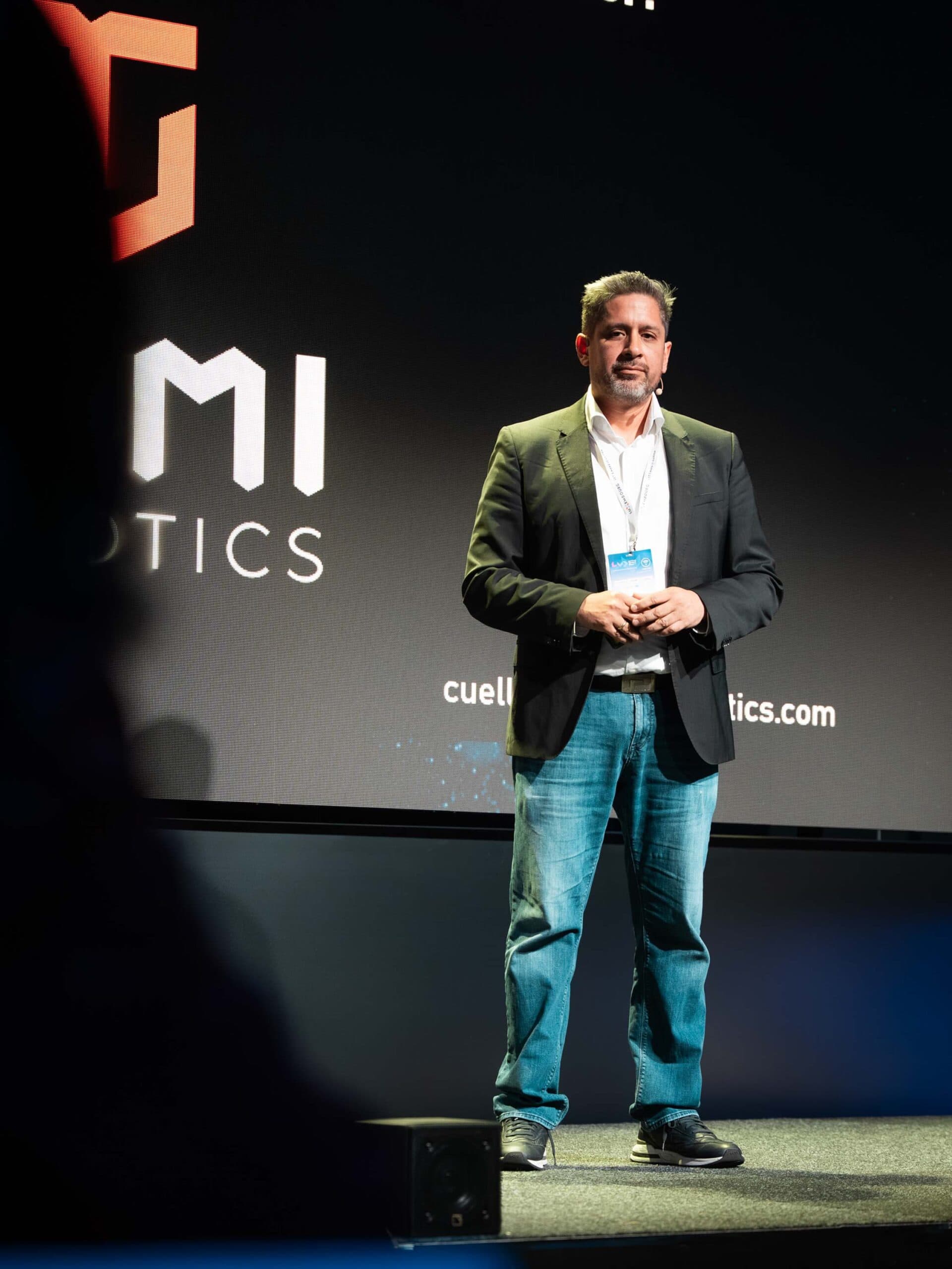 Event photographer Luxembourg: keynote speaker on stage tech conference