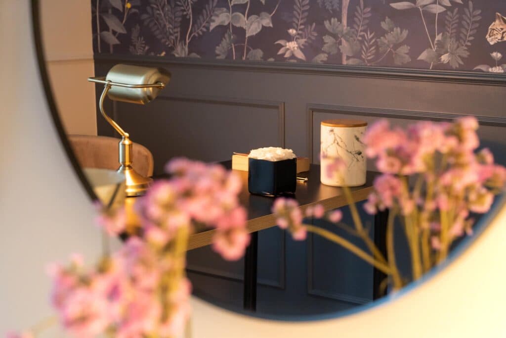 Real estate photography Luxembourg: staged interior decor mirror detail