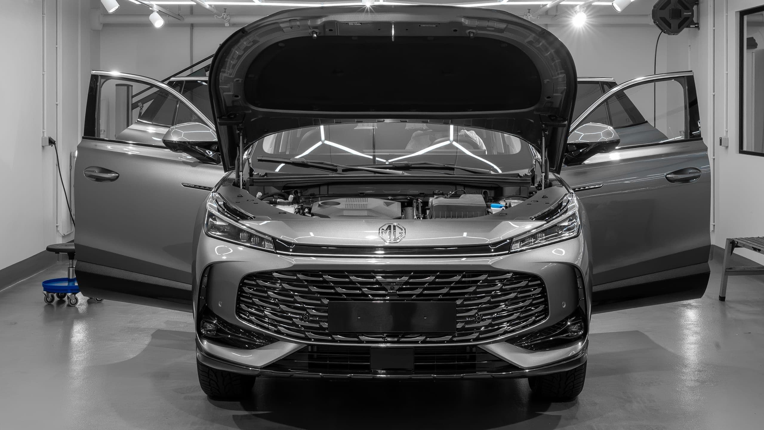 Autopolis service bay — technician at work