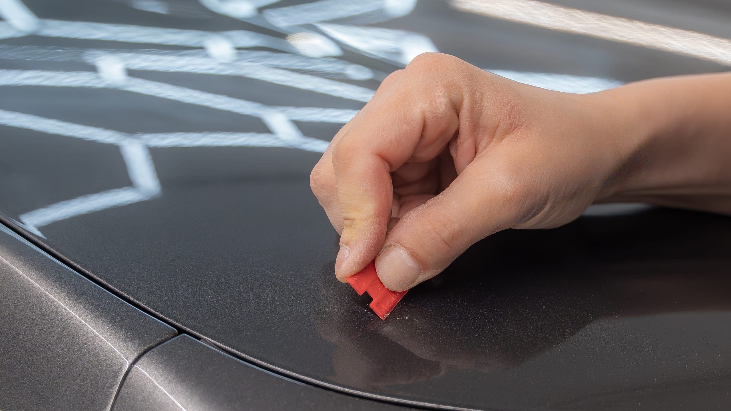 Autopolis service — mechanic in action