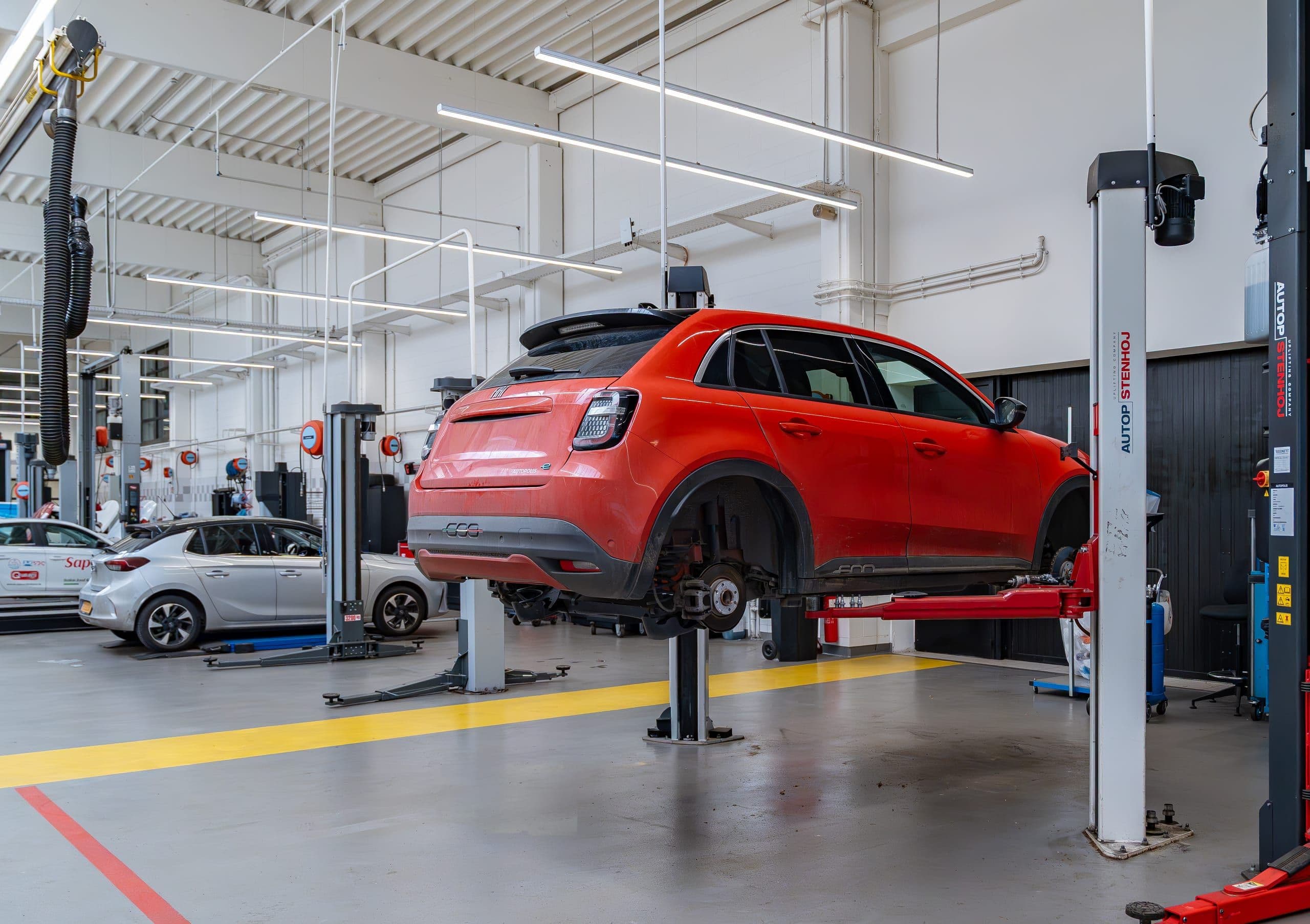 Autopolis service — workshop atmosphere